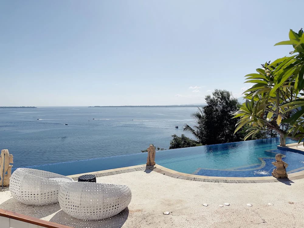 Infinity pool