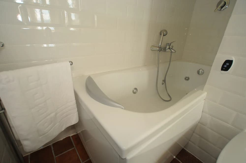 Jetted tub