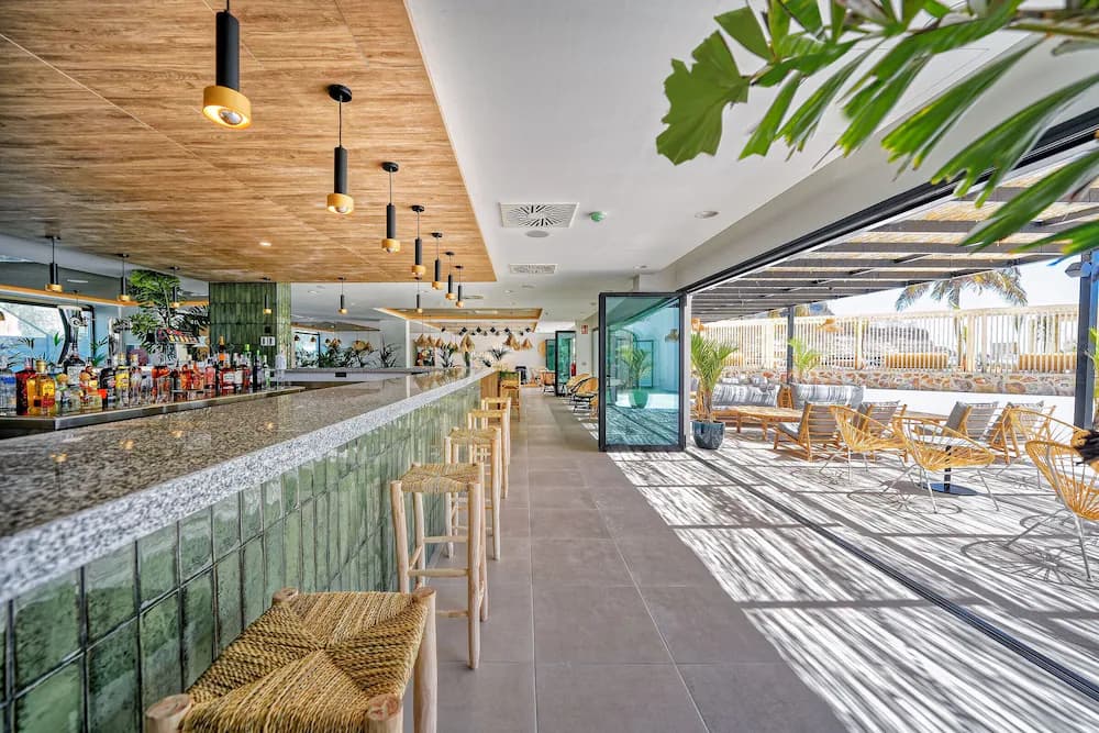 Poolside bar