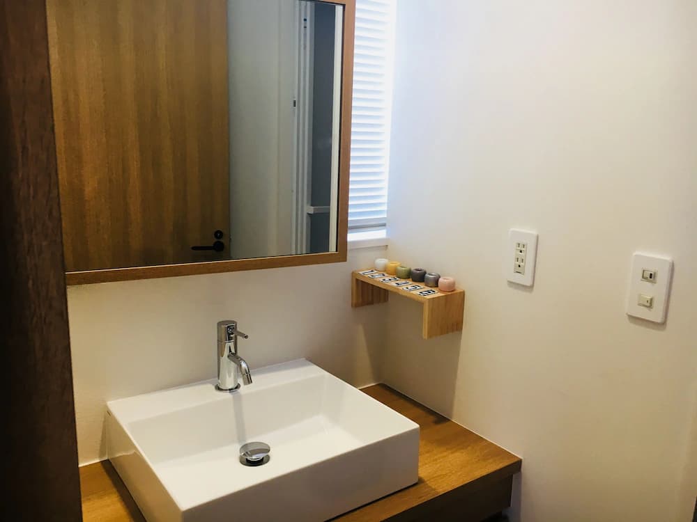 Bathroom sink