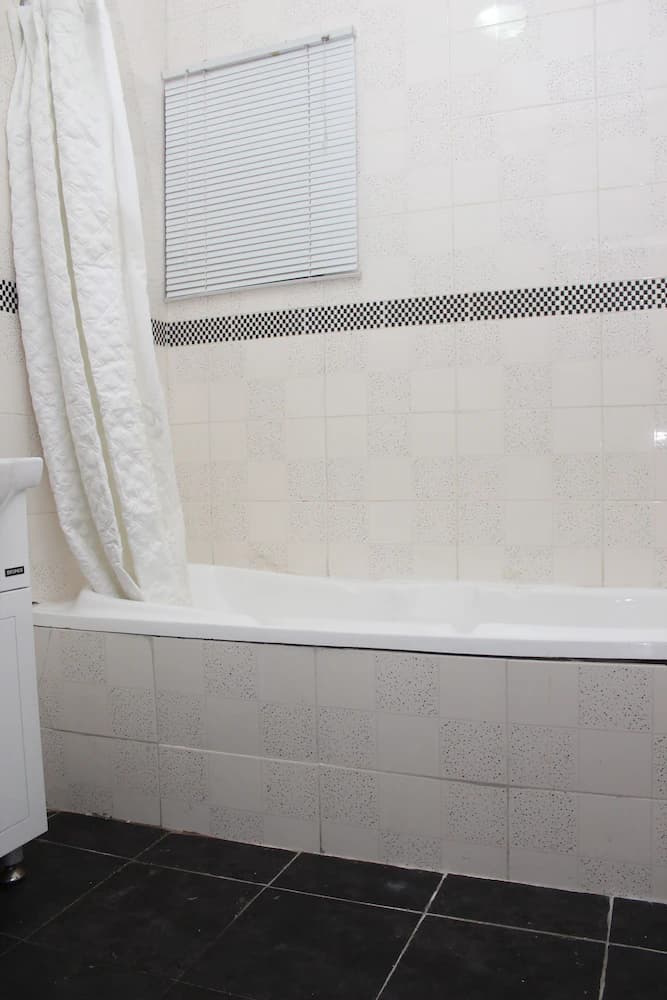 Deep soaking bathtub