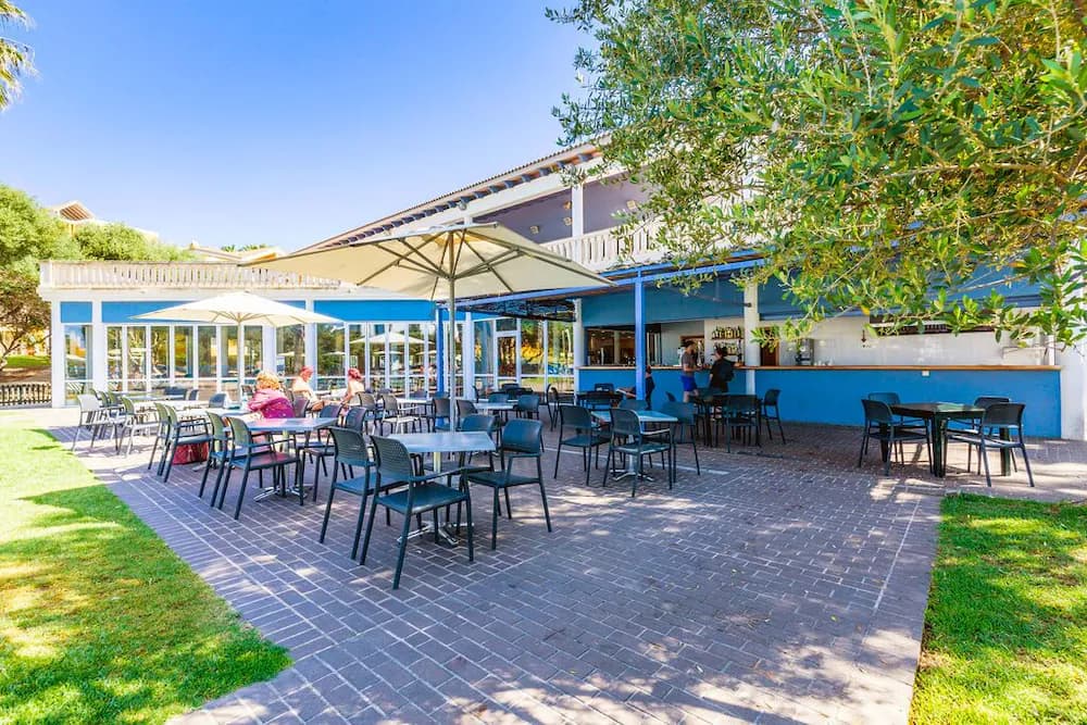 Poolside bar