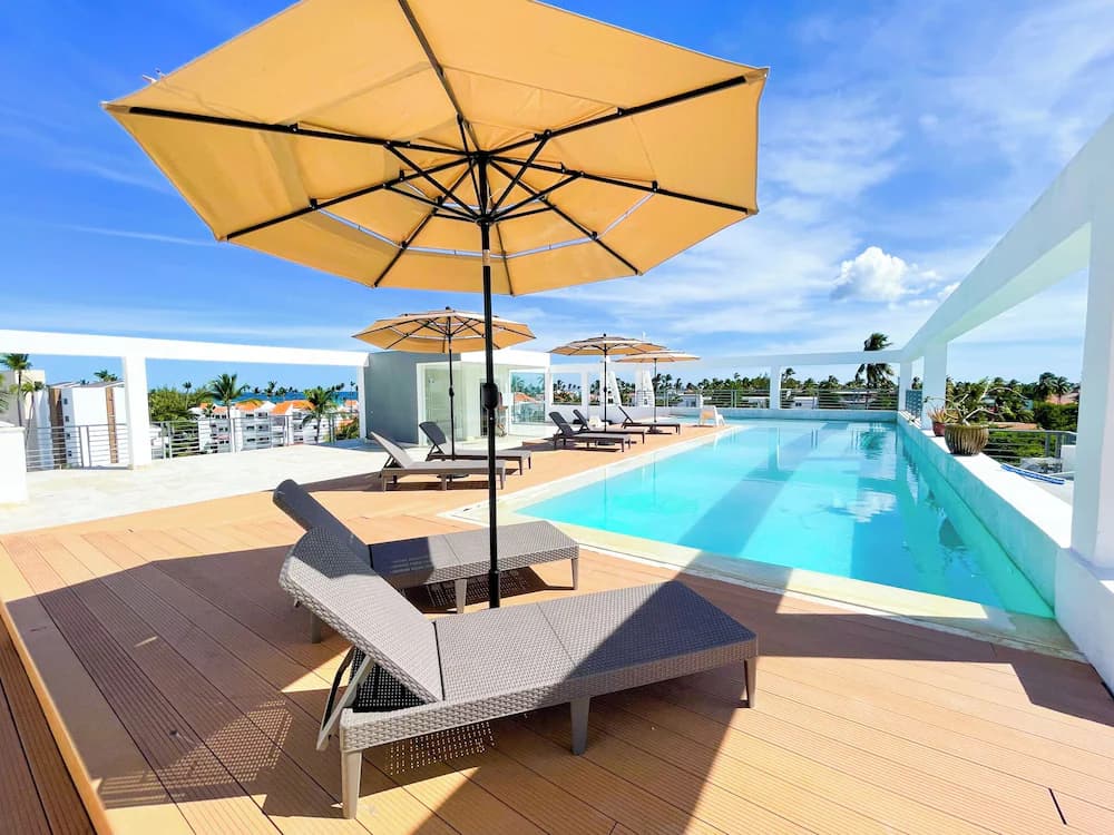 Rooftop pool