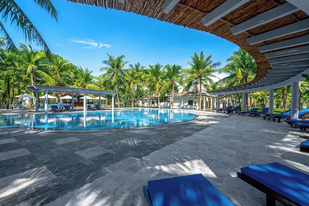 Poolside bar