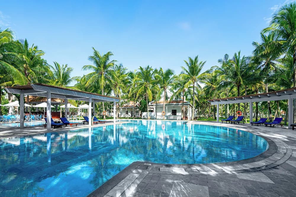 Poolside bar