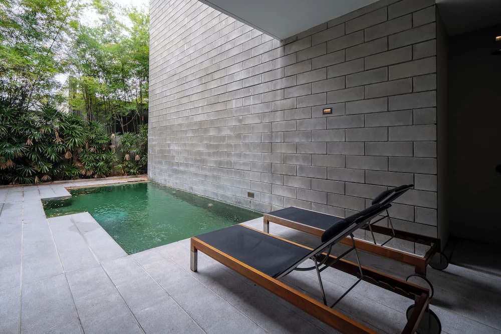 Indoor/outdoor pool