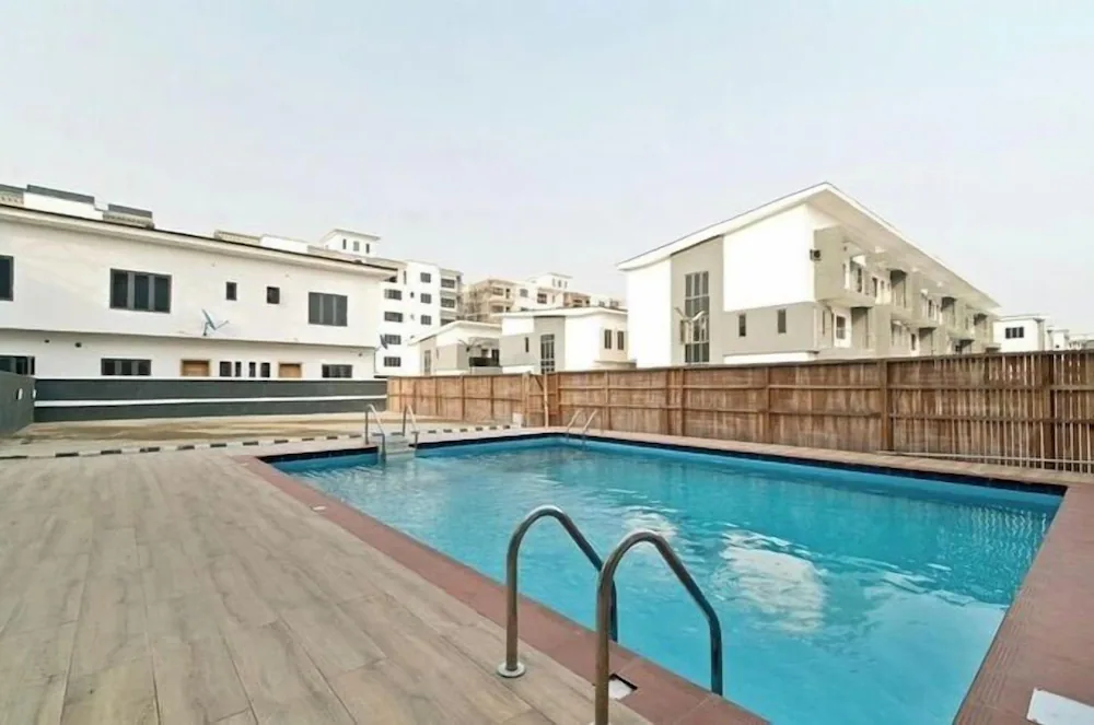 Swim-up bar