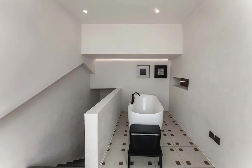 Deep soaking bathtub