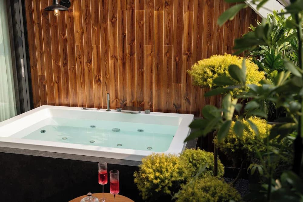 Deep soaking bathtub