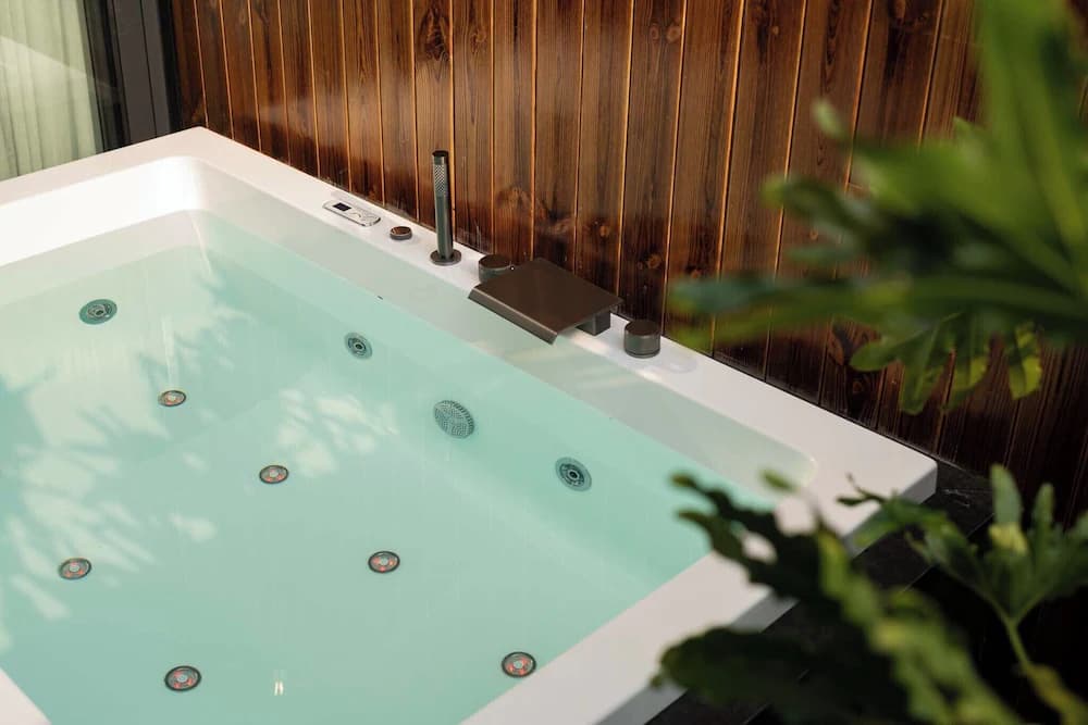 Deep soaking bathtub