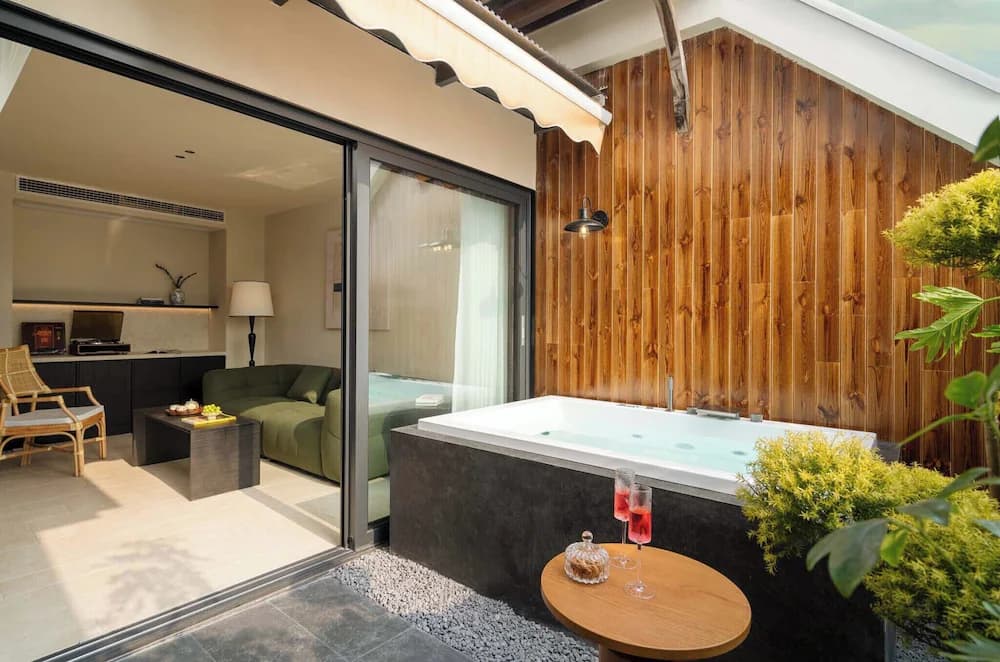 Deep soaking bathtub