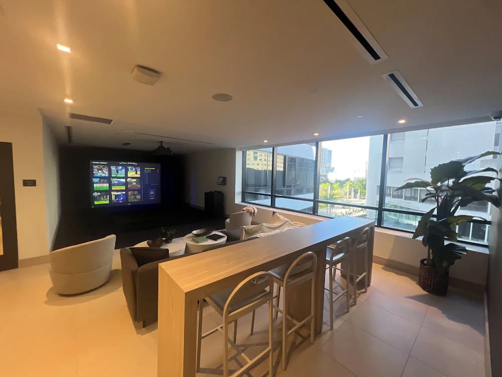 Indoor golf driving range