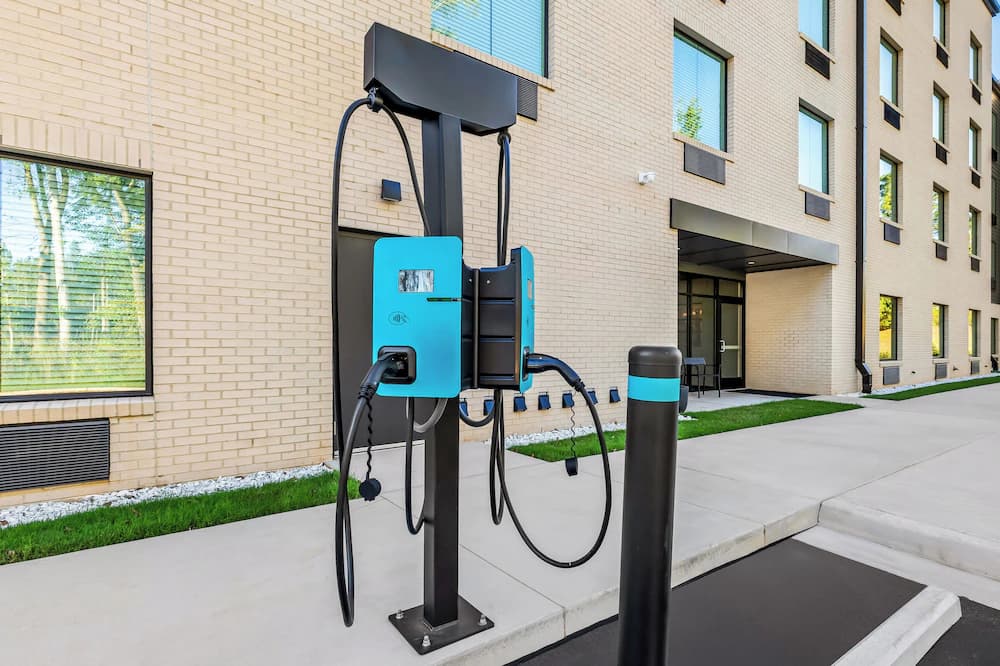 Electric vehicle charging station