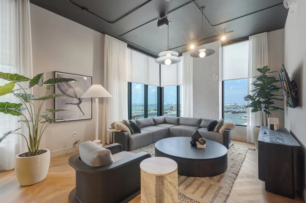 Lobby lounge