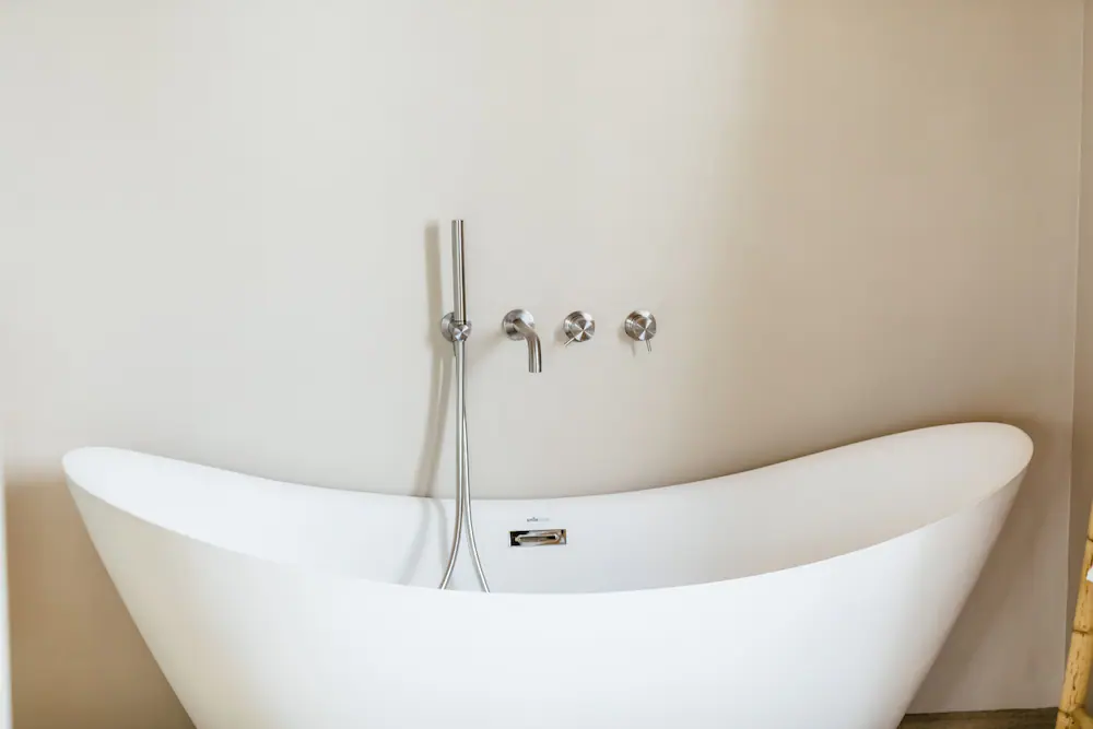 Deep soaking bathtub