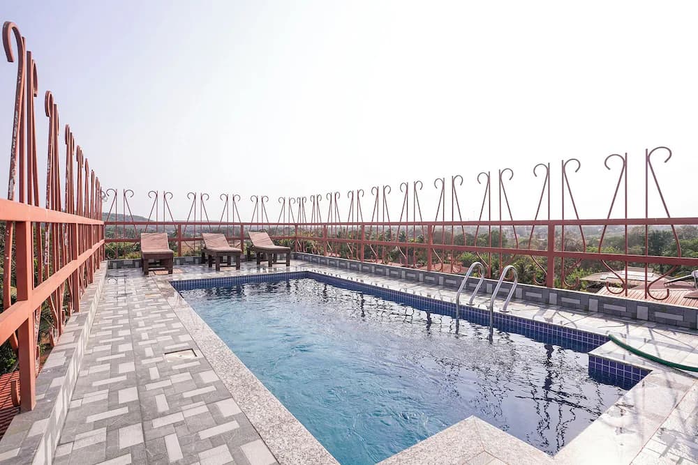 Swim-up bar