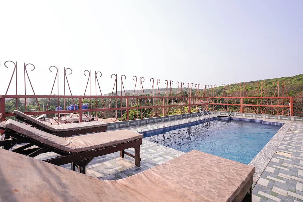 Swim-up bar