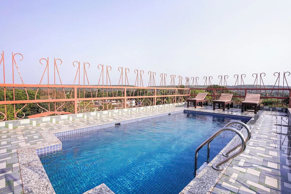 Swim-up bar