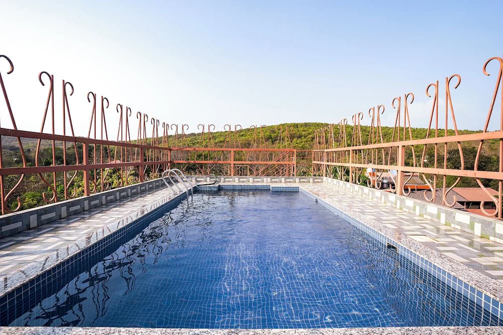 Swim-up bar