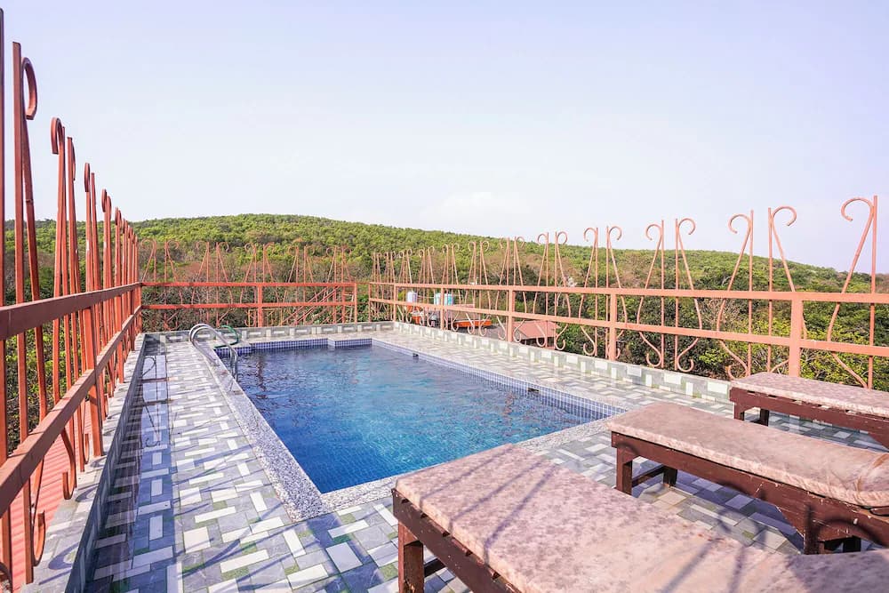 Swim-up bar