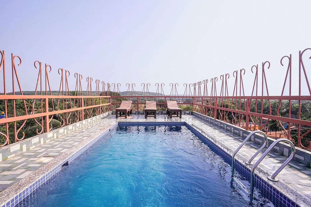 Swim-up bar