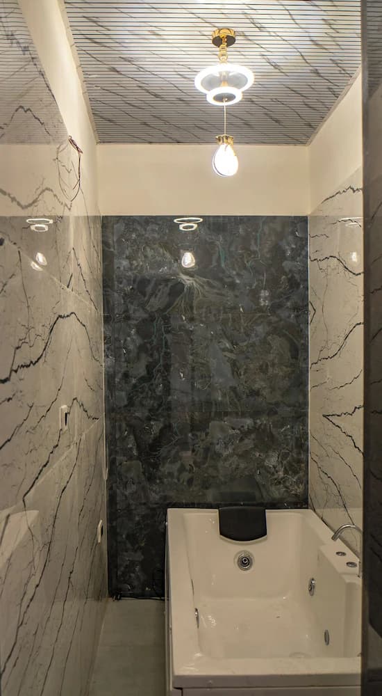 Deep soaking bathtub