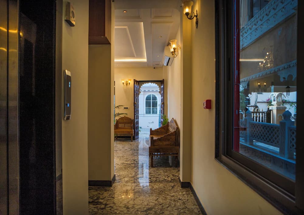 Lobby lounge