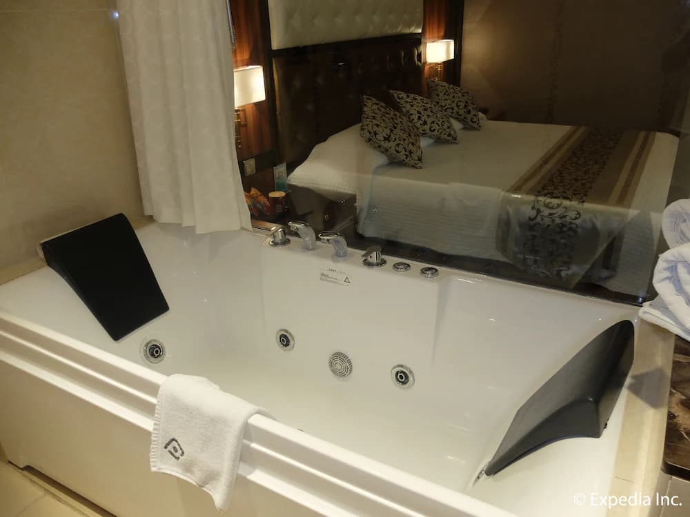 Jetted tub