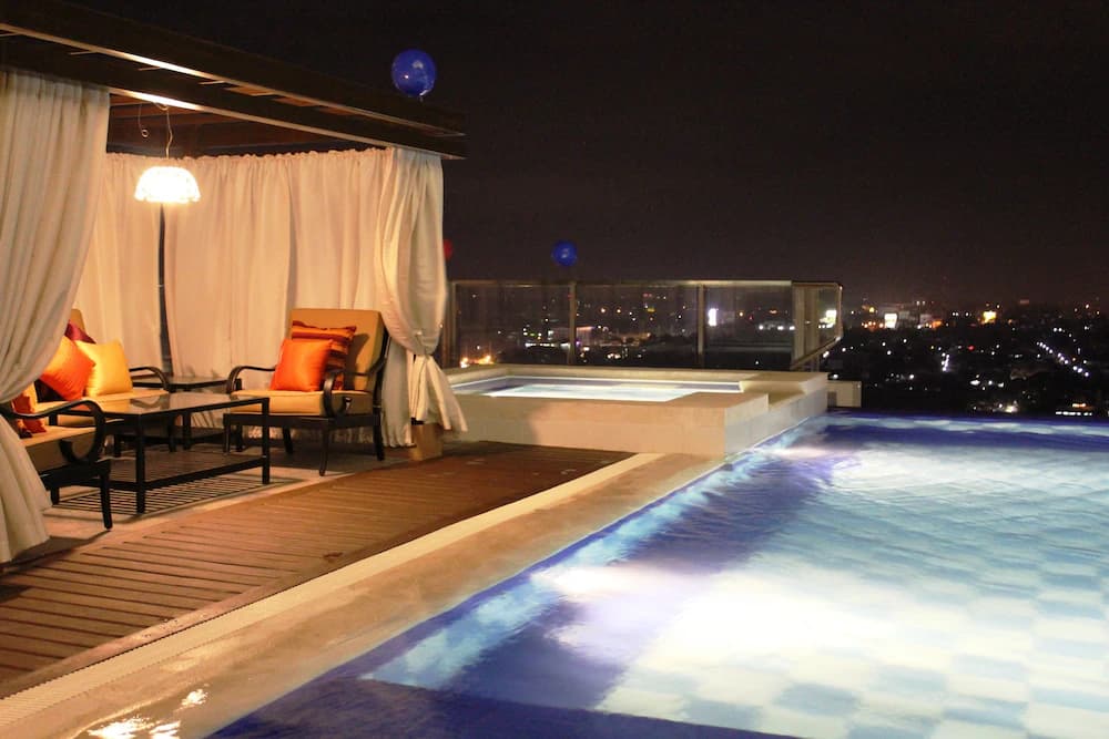 Rooftop pool