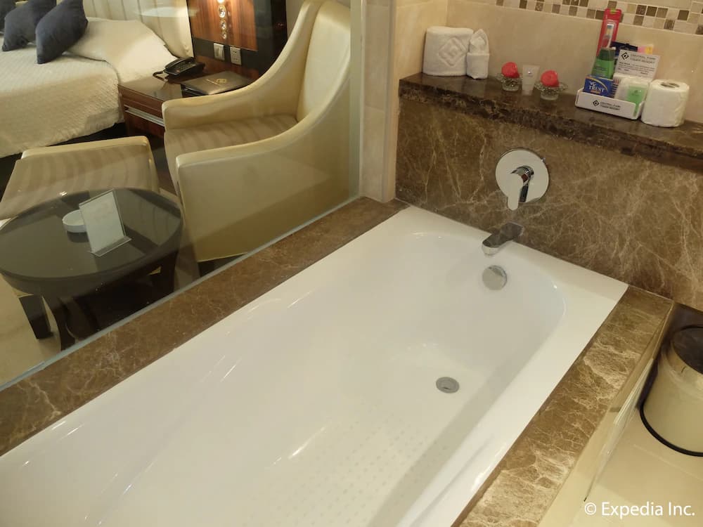 Deep soaking bathtub