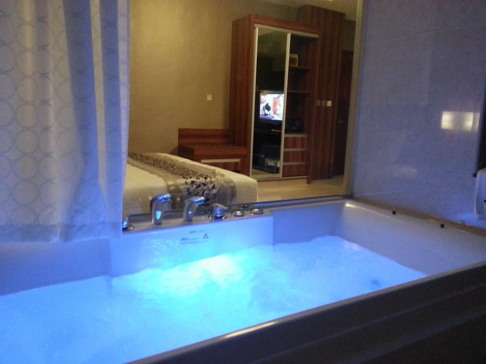 Jetted tub