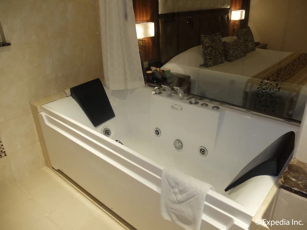Jetted tub