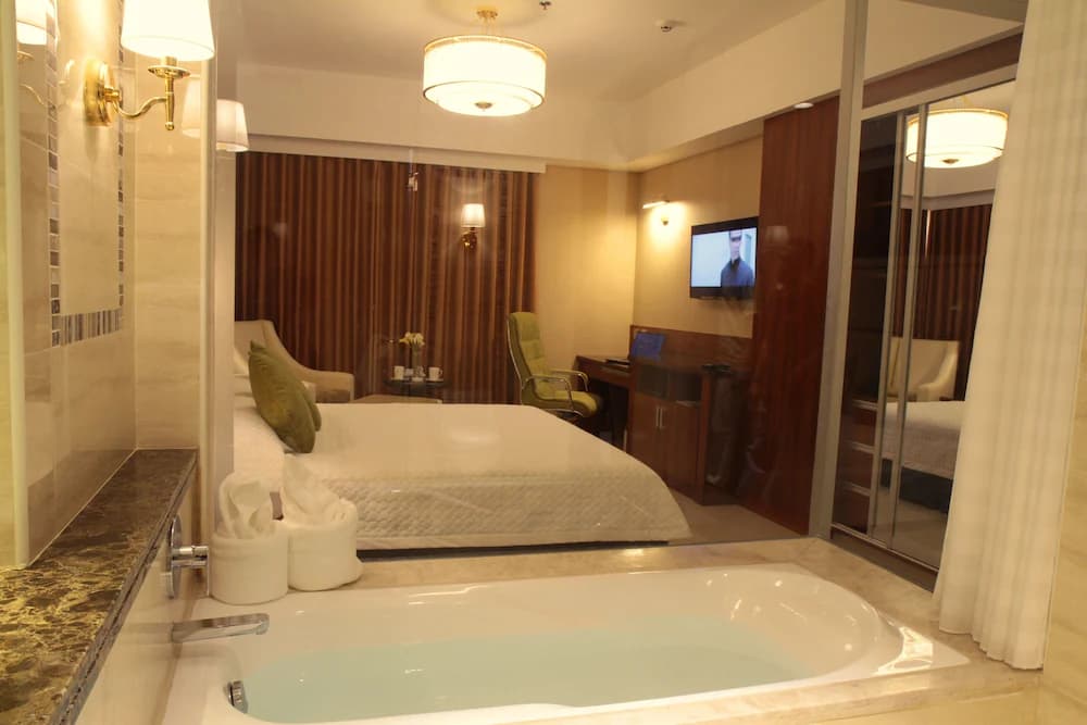 Deep soaking bathtub