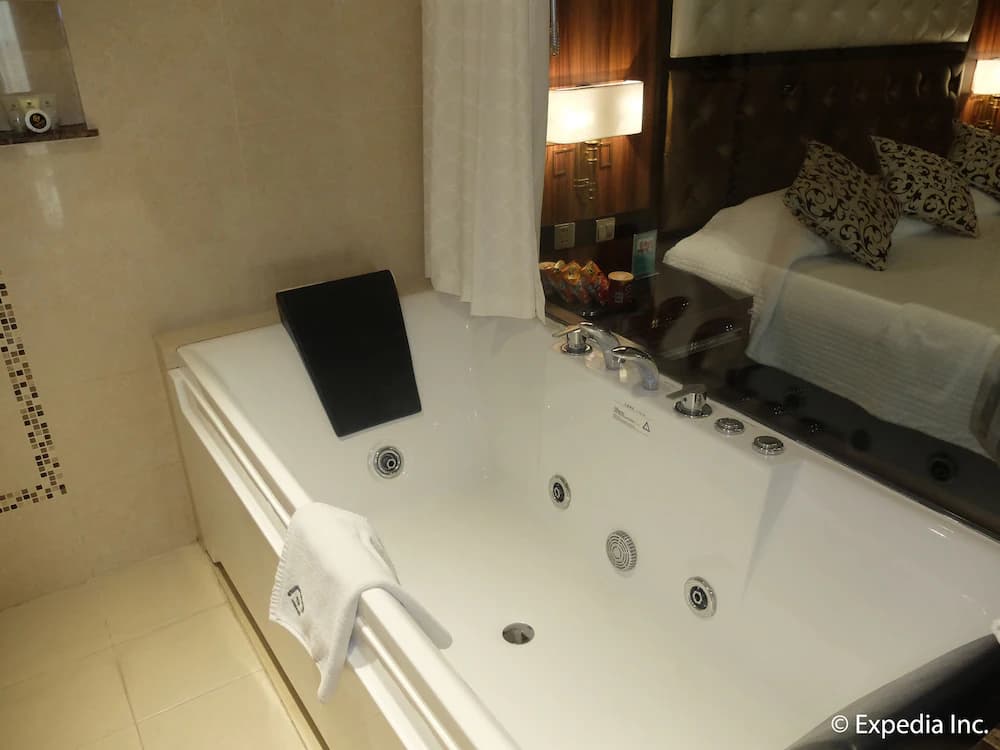 Jetted tub