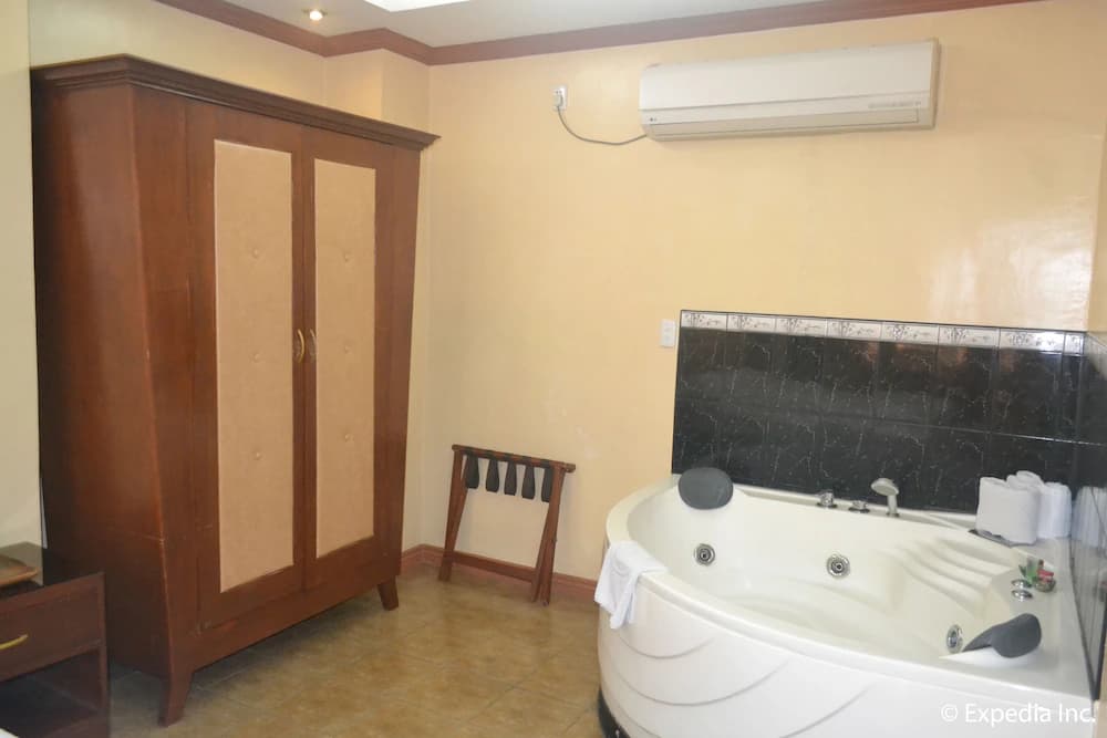 Jetted tub