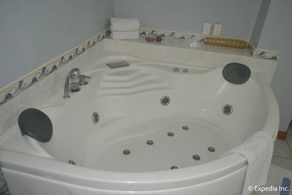 Deep soaking bathtub