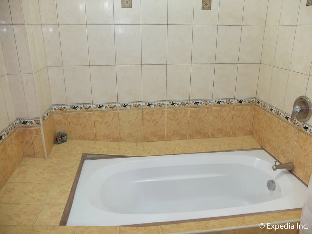 Deep soaking bathtub