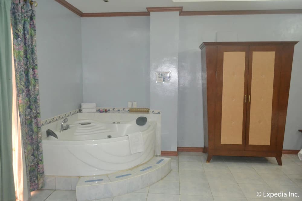 Jetted tub