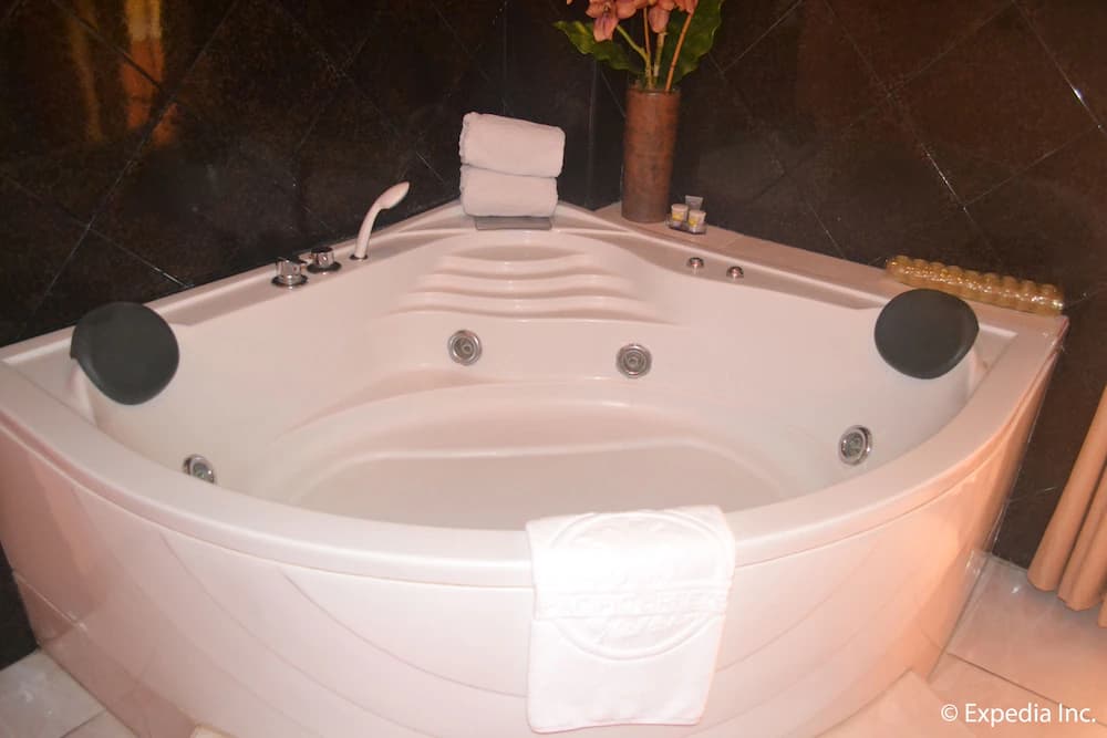 Jetted tub