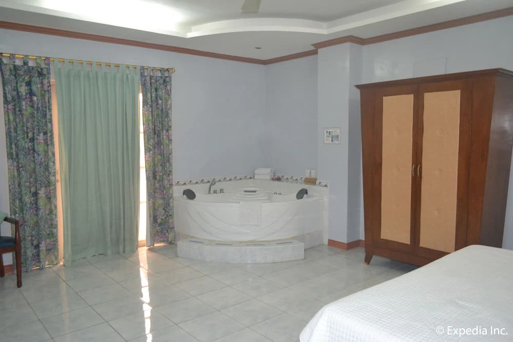 Jetted tub