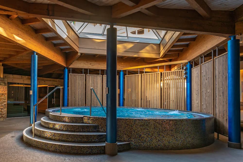 Indoor spa tub