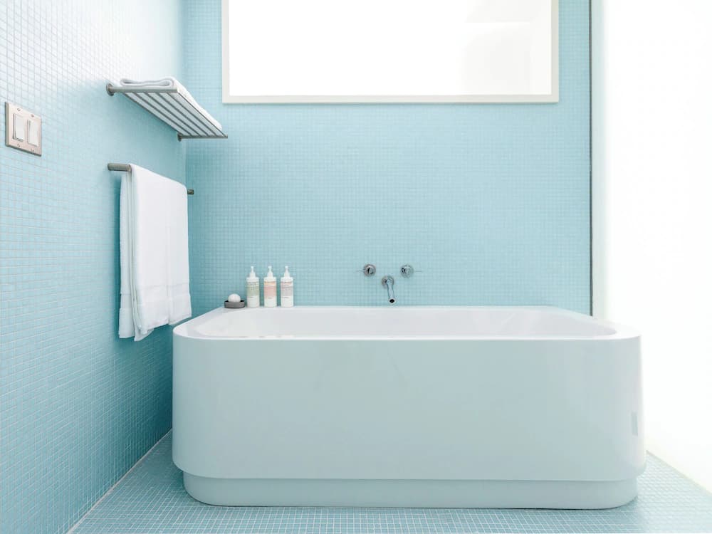 Deep soaking bathtub