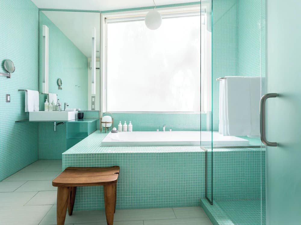 Deep soaking bathtub