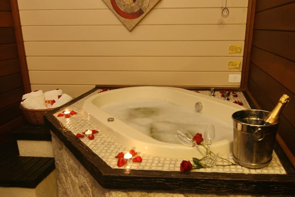 Deep soaking bathtub