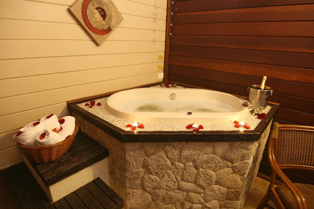 Deep soaking bathtub