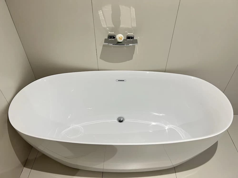 Deep soaking bathtub