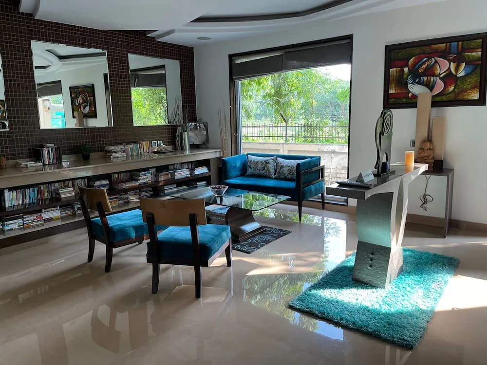 Lobby lounge