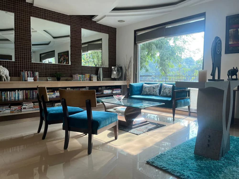 Lobby lounge