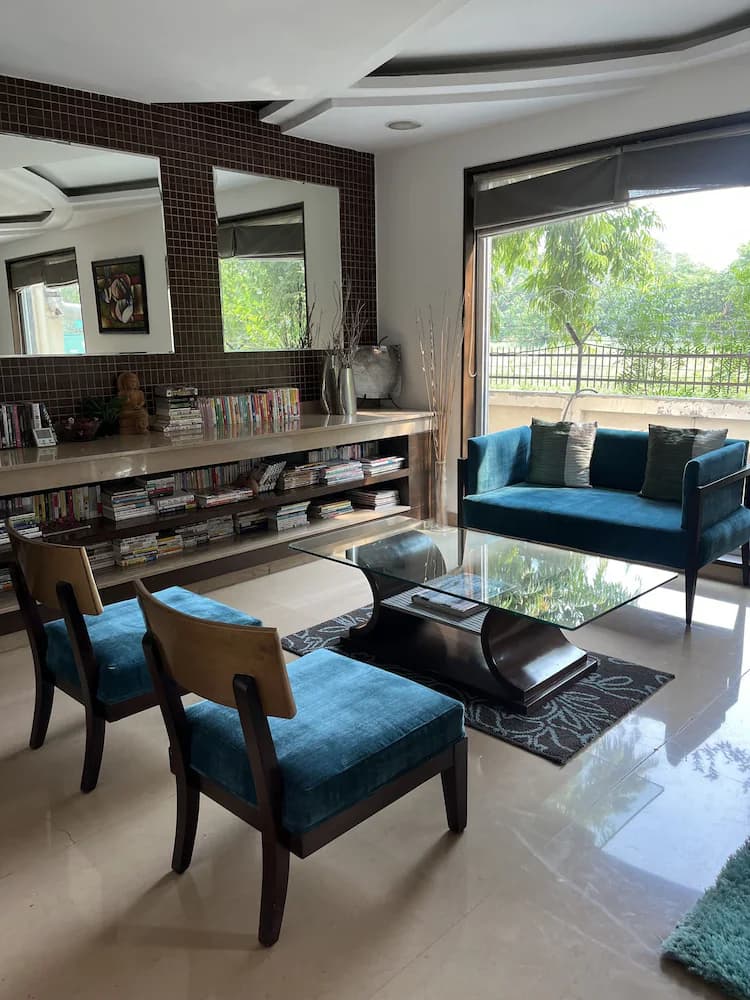 Lobby lounge