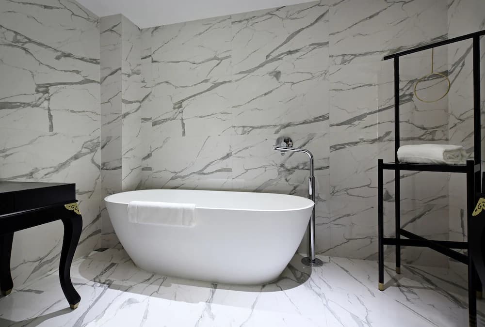 Deep soaking bathtub